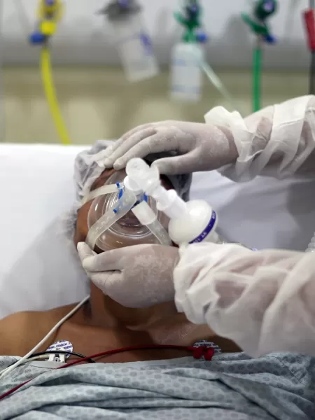 Fisioterapeuta Ajusta Mascara De Oxigenio Em Paciente Com Covid 19 Em Hospital De Sao Paulo 1647548447403 V2 450x600.jpg