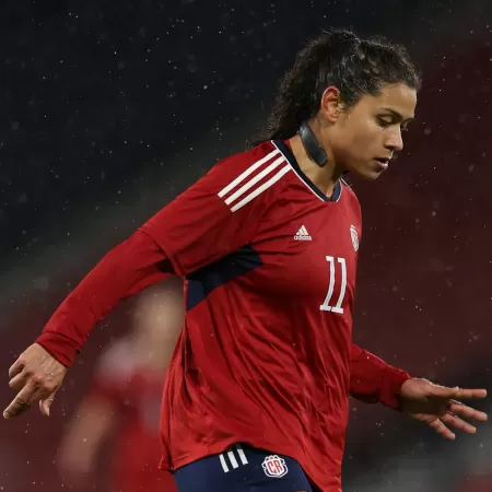 Raquel Rodriguez Da Costa Rica Usa Colar Que Protege O Cerebro Durante Jogo Da Costa Rica Contra A Escocia Pela Copa Do Mundo Feminina 1691168702579 V2 450x450.jpg